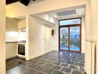 Charmante studio in hartje Antwerpen!Deze studio op originele kerkvloer met geïnstalleerde keuken ligt in hartje Antwerpen. De studio bestaat uit een ruime leefruimte waar een aparte slaap hoek kan worden gecreëerd. De keuken is geïnstalleerd en bestaat uit een gasvuur, oven, dampkap en veel opbergruimte. De badkamer bestaat uit een douche in het bad, lavabo en toilet. De studio is eveneens voorzien van een nieuwe condensatieketel. De studio ligt op 4 min wandelen van de Grote Markt en is vlakbij alle opties qua openbaar vervoer. Mobiscore 9/10. - NIET GEMEUBELD- EPC: 439 kWh/m²jaar UC: 719911 - Maandelijkse kosten: 40,- euro bevatten: provisie water, extra verzekering gebouw en poetsen van de ramen- Huurwaarborg: 2.130,- euro (3 maanden huur) - Beschikbaar: 01/09/2026- Type contract: Bepaalde duur (2 jaar) - Adres: Vlasmarkt 17 - 2000 ANTWERPENWens je jouw huis, appartement, bouwgrond of opbrengsteigendom te verkopen? Op zoek naar een vastgoedmakelaar voor de verhuur of het beheer van jouw eigendom(men)? Abricasa staat voor een persoonlijke én actieve vastgoedbegeleiding van A tot Z! Leer ons kennen! Bel ons voor een vrijblijvende afspraak op 03 259 04 04 of spring binnen op ons kantoor te Kasteelstraat 58 - 2000 Antwerpen! Je bent van harte welkom!