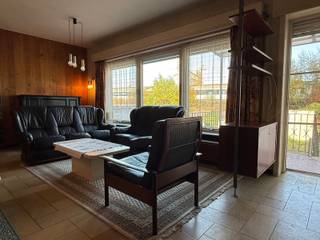 In het volle cetrum, op wandelafstand van het station deze ruime gezinswoning.<br /><br />Vooraan mogelijkheid tot bureel of speelruimte voor de kids.<br />Achteraan een ruime garage.<br /><br />De leeftuimte kijkt uit op de tuin.<br /><br />3 slaapkamers, uitbreiding mogelijk in de zolder bereikbaar via een vaste trap.<br /><br />Een gigantische droge kelder/werkplaats/wasplaats.<br /><br />Kortom een heel ruime woning ideaal voor grote gezinnen.