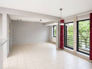 omvattende een ruime klare living, ingerichte open keuken, 3 slaapkamers, geïnstalleerde badkamer, 2 toiletten, ruime zolder, garage en terras