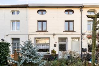 <p><span>Het huis maakt deel uit van  het pleinbeluik Jongeshof waar men de voormalige brouwerij en stallingen uit de 18e eeuw rond 1900 ombouwde tot zes woningen met eigen tuintjes.  Een van deze huisjes is nu te koop en  is toegankelijk via een private overdekte weg. Dit bijzonder pand ligt verborgen in het centrum van Rupelmonde waardoor je toch op wandelafstand zit van alles wat dit mooie dorp te bieden heeft.</span></p><p><span>De huidige indeling van het pand kan grondig aangepast worden zoals een paar naast gelegen huizen reeds met succes deden. Er zijn nauwelijks of geen interne draagmuren zodat je uw creativiteit de vrije loop kan laten.Momenteel is er een grote open kelder (24m²), een living met keuken op het gelijkvloers, een grote hal met badkamer en grote slaapkamer/living (22m²) op de eerste verdieping en ook op de tweede verdieping een grote hal/bergplaats, een slaapkamer van 9m² en een slaapkamer/living van 23m².  Langs de achterkant van het huis is er een privaat terras  (36m²) en aan de voorkant een gezellig tuintje (48m²). In dit ingesloten beluik is het puur genieten van de rust. Het pand is niet geklasseerd.</span></p><p><span>Gezien er een EPC F werd afgeleverd is de renovatieplicht van toepassing (binnen de 6 jaar minimaal een EPC D).</span></p><p><span> </span></p><p><span>Geen verwarming (momenteel enkel lostaande elektrische vuurtjes)</span></p><p><span>Hoofdleiding water komt binnen maar geen professionele verdeling over het huis</span></p><p><span>Elektriciteit zeker niet conform (maar geen attest beschikbaar, te bespreken met eigenaar)</span></p><p><span> </span></p>