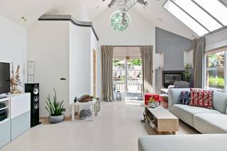 <br />Deze woning met 2 slaapkamers bevindt zich zeer rustig gelegen te Sint-Katelijne-Waver. U bevindt zich hier op wandelafstand van winkels, scholen, eet-en drankgelegenheden en het openbaar vervoer.<br /><br />We betreden de woning via de inkomhal met vestiaire en aanpalende inpandige garage. De leefruimte geniet van veel lichtinval door de vele raampartijen en kunt u inrichten met een gezellige zithoek en aparte eetplaats. Aangrenzend bevindt zich de ruime keuken die is voorzien van de meeste toestellen. Verder beschikt de woning op het gelijkvloers over een badkamer met wastafel, toilet en douche. De nachthal op de eerste verdieping geeft ons toegang tot de 2 slaapkamers en de 2de badkamer voorzien van een dubbele wastafel, toilet en bad. Daarnaast beschikt de woning over een ruime tuin met vijver en een tuinhuis, die extra opslagmogelijkheden kunnen bieden. Langs de woning beschikt u over voldoende parkeermogelijkheden.<br /><br />De woning is luxueus afgewerkt en is vrij per 01/10/2026<br /><br />U dient een bezoekaanvraag in te dienen via het zoekertje op onze website via de knop "vraag bezoek aan".<br /><br />Dit is een uitstekende opportuniteit als u op zoek bent naar een ruime woning in Sint-Katelijne-Waver . Contacteer ons voor meer informatie of neem een kijkje op www.boonstravastgoed.be . <br /><br />Bijzonderheden: <br />- 2 slaapkamers<br />- Uitstekende locatie <br />- Voldoende parkeermogelijkheden