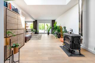 Deze karaktervolle woning combineert modern comfort met praktische mogelijkheden. Met een magazijn van 140 m2 biedt het een ideale oplossing...