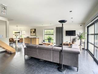 Charmante gezinswoning gelegen in een doodlopende straat, vlakbij het centrum van Leuven en nabij invalswegen!<br /><br />Deze woning bestaat uit een inkomhal met gastentoilet, een zeer lichtrijke woonkamer met zicht op de prachtige tuin, een volledig geïnstalleerde keuken (voorzien van een koelkast, dubbele spoelbak, keramische kookplaat met dampkap, een microgolfoven, een oven en een vaatwasmachine) met aansluitend een berging.<br /><br />Op de eerste verdieping bevinden zich 3 slaapkamers waarvan 1 met dressing-ruimte, een badkamer (voorzien van een ligbad, een inloopdouche, een dubbele spoelbak en een toilet) en een bureau.<br /><br />Op het zuid-gerichte terras is het heerlijk vertoeven, waar u kan genieten van de mooie aangelegde tuin met tuinhuis. De wagen kan u parkeren in de ruime garage of op de oprit.<br />Verder heeft de woning een kelder van 56 m².<br /><br />De huurprijs bedraagt 1.650 euro. Alle verbruik is privatief.<br />Het tuinonderhoud is inbegrepen in de huurprijs.<br /><br />Dankzij de zonnepanelen heeft deze woning een lager verbruik en is dus zeer energiezuinig! <br /><br />De woning is beschikbaar vanaf 01/01/2026.<br /><br />Interesse in deze buitengewone woning? Plan snel je bezoek in via onze website www.living-stone.be. <br />Bij vragen, neem contact op via michelle.vanroy@living-stone.be.