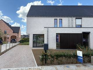 Nieuwbouwwoning met grote tuin, gelegen in het woonproject Lijstergalm in Kuurne.<br /><br />Deze woning heeft een E-peil van maximaal 20 dankzij 6 zonnepanelen, vloerverwarming en een lucht-water warmtepomp. <br /><br />Bij het binnengaan kom je in de inkomhal, op je rechterkant heb je een apart gastentoilet en op de linkerkant de lichtrijke leefruimte met aansluitend de keuken. Je hebt hier zicht op de grote zuidwestgerichte tuin. <br /><br />Op het eerste verdieping bevinden zich drie slaapkamers, een badkamer met bad, douche, en een apart toilet. <br /><br />Een vaste trap brengt naar de ruime zolderverdieping, die gebruikt kan worden als extra slaapkamer. <br /><br />Voor meer info contacteer Norman op 0479 40 24 84