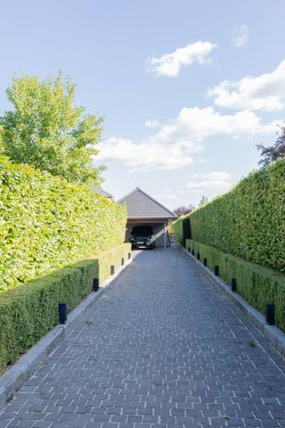 LiggingDeze prachtige villa te koop in Merelbeke geniet van een uitstekende ligging, op een steenworp van het bruisende centrum. Dankzij de vlotte...