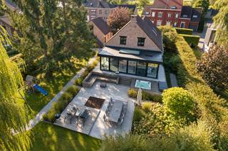 <p>BEZOEKDAG op zaterdag 24 oktober, uitsluitend op afspraak. Afspraak maken kan via onze website www.albert.immo<br /><br />Rustig wonen, omgeven door groen en met alle ruimte om te leven, werken en genieten? Ontdek deze charmante en instapklare gezinswoning in het landelijke Oetingen. Met een bewoonbare oppervlakte van ca. 230 m², een perceel van maar liefst 2.490 m² en een prachtige tuin van ca. 1.400 m² biedt deze woning bijzonder veel ruimte, zowel binnen als buiten.<br /><br />De woning beschikt over een ruime leefruimte en een recente aanbouw die uitkijkt over de mooie, groen aangelegde tuin, waar de jacuzzi voor een extra ontspannende toets zorgt. De aanwezigheid van een slaapkamer en badkamer op het gelijkvloers biedt bovendien de mogelijkheid om comfortabel en vrijwel volledig gelijkvloers te wonen.<br /><br />Ook op het vlak van comfort en energiezuinigheid heeft deze woning heel wat te bieden. Zo beschikt ze over zonnepanelen, een laadpaal voor een elektrische wagen en airconditioning. Bovendien geniet de woning van een gunstig EPC-label C, waarbij met enkele beperkte ingrepen zelfs een EPC-label B haalbaar kan zijn.<br /><br />Een absolute troef is de afzonderlijk toegankelijke praktijkruimte. Ideaal voor een vrij beroep, maar evengoed als atelier voor creatieve beroepen of hobby's.<br /><br />Indeling<br /><br />Gelijkvloers:<br />+ Inkomhal<br />+ Ruime en gezellige leefruimte<br />+ Eetplaats<br />+ Nieuwe aanbouw met prachtig zicht op de tuin<br />+ Keuken<br />+ Berging<br />+ Slaapkamer 1 (14 m²)<br />+ Badkamer<br />+ Apart toilet<br /><br />Eerste verdieping:<br />+ Slaapkamer 2 (33 m²)<br />+ Slaapkamer 3 (16 m²)<br />+ Badkamer met bad en toilet<br />+ Bureau<br />+ Toegang tot zolder met extra opbergruimte<br /><br />Extra troeven:<br />+ Groot terras van ca. 60 m² met jacuzzi <br />+ Afzonderlijk toegankelijke praktijk- of atelierruimte, met wachtzaal en apart toilet<br />+ Garage met veel opbergruimte en plaats voor twee wagens<br />+ Zonnepanelen aanwezig<br />+ Laadpaal voor elektrische voortuigen<br />+ Airconditioning aanwezig<br />+ Mogelijkheid om eenvoudig een vierde slaapkamer te creëren.<br /><br />Watertoets: P-score D – G-score B<br />Vastgoedinlichtingen: In aanvraag.<br /><br />Contacteer Brian Rollier via brian.rollier@albert.immo of via 0472 98 02 27 voor meer info en een afspraak.<br /><br />Bij Albert kom je thuis!</p>