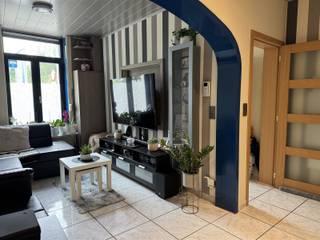 Ideale starterswoning nabij Telenet en Campus Caputsteen, op wandelafstand van centrum Mechelen en station Nekkerspoel.Via de inkomhal bereiken we de living met aansluitend keuken en badkamer. Op de verdieping is er een slaapkamer en doorloopkamer naar zolder.Op de zolderverdieping bevind zich een slaapkamer met badkamer.Verder beschikt de woning nog over een kelderberging.De woning is voorzien van zonnepanelen, dak en gevel werden reeds vernieuwd.