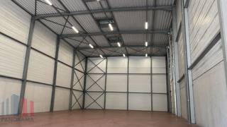 <strong>Opslagruimte </strong>met een totale oppervlakte van<strong> 500 m²</strong> te huur. Dankzij de strategische ligging geniet deze site van een uitstekende bereikbaarheid, met een vlotte verbinding naar de <strong>E313</strong> en de nabijgelegen verkeerswisselaar van Lummen richting de <strong>E314</strong>, waardoor steden zoals Antwerpen, Hasselt, Leuven en Genk snel bereikbaar zijn.<br /><br />De hal heeft een oppervlakte van<strong> 500 m² </strong>met een<strong> 10,5 meter</strong> vrije hoogte.  Bovendien is de hal is voorzien van <strong>1 laadkade </strong>en<strong> 2 sectionale poorten.</strong><br /><br />Daarnaast is er nog een hal van 535 m² beschikbaar, met een vrije hoogte tot 6 meter en uitgerust met 3 sectionale poorten en 200 m² kantoorruimte. <br /><br />Het bedrijfsgebouw bevindt zich op een ruim perceel met een <strong>grondoppervlakte van 3.140 m². </strong>Op de site zijn bovendien zeer <strong>ruime parkeermogelijkheden</strong>. Daarnaast is het gebouw uitgerust met <strong>zonnepanelen</strong>, wat bijdraagt aan een energiezuinig en duurzamer gebruik van het pand.<br /><br />Aan de voorzijde van het terrein bevindt zich tevens een woning die desgewenst mee gehuurd kan worden. De bedrijfshallen zijn <strong>onmiddellijk beschikbaar.</strong><br /><br />Contacteer <strong>PANORAMA B2B </strong>voor bijkomende inlichtingen, plannen of een vrijblijvend plaatsbezoek:<strong> 011.220.500</strong>