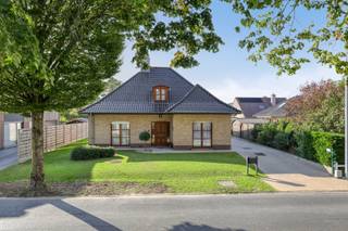 Instapklare gezinswoning met 5 slaapkamers op een perceel van 623 m² in Izegem<br /><br />De verzorgde woning is gelegen in de Molstraat in Izegem, in een kindvriendelijke wijk nabij winkels, scholen, openbaar vervoer en op slechts 5 minuten van de E403. <br />Als je op zoek bent naar een ruime gezinswoning zonder renovatieplicht is deze woning zeker een bezoek waard. Naast de ruime oppervlakte beschikt de woning ook over voldoende parkeerplaatsen, een aparte garage en een gemakkelijk te onderhouden tuin. <br /><br />Indeling:<br />Bij het binnenkomen komt je in een zeer ruime inkomhal met toegang tot de eerste kamer, ideaal voor thuiswerk of een gelijkvloerse slaapkamer. Daarnaast is er voldoende plaats voor vestiaire en is er een gastentoilet aanwezig. <br />De gezellige leefruimte met eetplaats kijkt uit op de voor- en achtertuin. Aansluitend bevindt zich de keuken met wasplaats/berging. De recente badkamer is uitgerust met een dubbele lavabo, douche, bad en toilet.<br />Op de eerste verdieping bevinden zich 4 volwaardige slaapkamers en een ruime berging. <br /><br />Extra's: <br />- Geen renovatieplicht (EPC C)<br />- Nieuw terras en nieuwe omheining <br />- Regenput 20.000L<br />- Overal rolluiken<br />- Nieuwe bulex <br />- Mogelijkheid om 6de slaapkamer te maken in berging boven<br /><br />Contacteer ons op het nummer 0469 66 49 11 of via marie@immomargaux.be voor meer informatie of een bezoek ter plaatse.