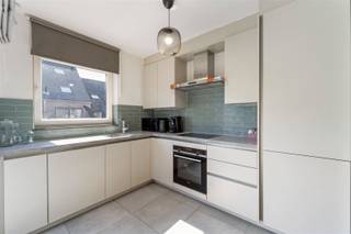 <p><span><strong>TE KOOP: Recent 2-slaapkamerappartement in het centrum van Heusden!</strong></span><br /><span>Welkom in dit recente en hoogwaardig afgewerkte appartement, gelegen op een uitstekende locatie pal in het centrum van Heusden!</span><br /><span>Een bijzondere troef van dit appartement is de privatieve toegang op het gelijkvloers. Het appartement is zowel via de straatzijde als via de achterzijde van het gebouw toegankelijk. Beide toegangen komen uit in een eigen inkomhal, waardoor u niet rechtstreeks in de woonvertrekken binnenkomt. Op het gelijkvloers bevindt zich bovendien een praktische berging. Via de trap bereikt u vervolgens de woonverdieping op de eerste verdieping.</span><br /><span>Hier komt u terecht in een ruime en lichtrijke leefruimte met open keuken. Dankzij de aangename indeling, de grote hoeveelheid natuurlijk licht en de hoogwaardige afwerking vormt deze ruimte het hart van het appartement. Aansluitend bevindt zich een praktische berging/wasruimte die voor bijkomende opslagruimte zorgt.</span><br /><span>Verder beschikt het appartement over twee ruime slaapkamers en een comfortabele badkamer, uitgerust met zowel een ligbad als een inloopdouche. Daarnaast is er een afzonderlijk gastentoilet.</span><br /><span>Het gezellige terras vormt een aangename buitenruimte waar u in alle rust kan genieten.</span><br /><span>Ook op het vlak van comfort en energiezuinigheid scoort het appartement goed. Zo beschikt het over een gunstig EPC-label B, een ventilatiesysteem C en een energiezuinige condensatieketel op aardgas.</span><br /><span>Tot slot beschikt het appartement over een overdekte autostaanplaats, zodat u steeds over een vaste parkeerplaats beschikt.</span><br /><span><strong>Ligging:</strong></span><br /><span>Het appartement is gelegen aan de Waterleidingstraat, pal in het centrum van Heusden. Winkels, supermarkten, scholen, horeca en openbaar vervoer bevinden zich op korte afstand. Ook het station en de belangrijkste verbindingswegen zijn vlot bereikbaar.</span><br /><span><strong>Indeling:</strong></span><br /><span>Inkomhal, berging, ruime en lichtrijke leefruimte met open keuken, berging/wasruimte, apart toilet, badkamer met ligbad en inloopdouche, twee ruime slaapkamers en terras.</span><br /><span><strong>Troeven:</strong></span><br /><span>- Pal in het centrum van Heusden!</span><br /><span>- Recent en hoogwaardig afgewerkt appartement!</span><br /><span>- Gunstig EPC-label B!</span><br /><span>- Ventilatiesysteem C!</span><br /><span>- Energiezuinige condensatieketel op aardgas!</span><br /><span>- Twee ruime slaapkamers!</span><br /><span>- Badkamer met ligbad én inloopdouche!</span><br /><span>- Ruime en lichtrijke leefruimte met open keuken!</span><br /><span>- Gezellig terras!</span><br /><span>- Overdekte autostaanplaats!</span><br /><span>- Twee toegangsdeuren!</span><br /><span>- Winkels, horeca en openbaar vervoer op korte afstand!</span><br /><span><strong>EPC B met certificaatnummer 20260810-0003930803-RES-1</strong></span><br /><span><strong>G-score: A</strong></span><br /><span><strong>P-score: C</strong></span><br /><span><strong>Stedenbouwkundige info: woongebied – bouwvergunning – geen voorkooprecht</strong></span></p>