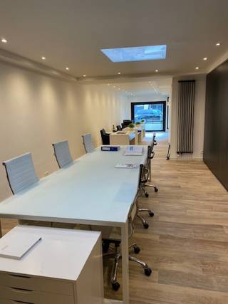 Deze gemeubelde kantoorruimte is centraal gelegen en bevindt zich in een vernieuwd gebouw (2016). De ruimte is instapklaar en biedt een...