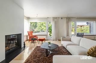 In Erpe bevindt zich deze prachtige, instapklare villa met een bewoonbare oppervlakte van maar liefst 270 m², gelegen op een indrukwekkend perceel van 30 are. Een unieke combinatie van ruimte, comfort, hoogwaardige afwerking en een bijzonder rustige ligging. <br /><br />Bij het betreden van de woning valt meteen de overvloedige lichtinval en de kwalitatieve afwerking op. De royale leefruimte vormt het hart van de woning en straalt warmte en gezelligheid uit dankzij de sfeervolle gashaard. Overal in de woning werd gekozen voor stijlvolle maatkasten en maatmeubilair, wat zorgt voor een harmonieuze uitstraling en optimaal gebruik van de beschikbare ruimte. <br /><br />De volledig uitgeruste keuken biedt alle comfort voor de kookliefhebber en wordt aangevuld met een uiterst praktische bijkeuken. Verder beschikt de woning over een handig bureel op het gelijkvloers, ideaal voor thuiswerk of een zelfstandige activiteit. <br /><br />Op de verdieping vindt u vier ruime slaapkamers, waaronder een luxueuze master suite met dressing. De recente Obumex-badkamer werd afgewerkt met hoogwaardige materialen en biedt een tijdloze, exclusieve uitstraling. <br /><br />Extra troeven zijn de charmante wijnkelder, de dubbele garage en de uitstekend onderhouden tuin die volledige privacy garandeert en volop mogelijkheden biedt om te genieten van het buitenleven. <br /><br />Ook op technisch vlak is deze woning volledig mee met haar tijd. Dankzij de doorgedreven renovaties en kwalitatieve materialen behaalt de woning een EPC-score van slechts 139 kWh/m² (Energielabel B), wat garant staat voor energiezuinig en comfortabel wonen. <br /><br />Een uitzonderlijke villa voor wie op zoek is naar ruimte, rust en kwaliteit, op een toplocatie in Erpe. Een bezoek zal u zonder twijfel overtuigen, contacteer ons via info@immolierman.be of 053 / 89 99 66.