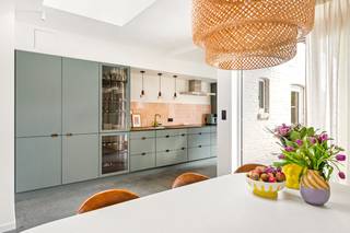 Deze charmante gezinswoning aan de Magdalenalei is het perfecte voorbeeld van een woning waar alles klopt. Achter de karaktervolle gevel schuilt een warm en stijlvol huis, waar authentieke elementen en hedendaags comfort elkaar moeiteloos versterken.<br /><br />De inkomhal verwelkomt je meteen met haar prachtige originele vloer en houten trap. De zachte materialen, warme tinten en doordachte indeling zorgen er voor dat de leefruimte een plek is waar je spontaan wil blijven hangen. Via de elegante boogopening kom je vooraan in een lichtrijke bureauhoek met maatkasten, ideaal voor wie thuiswerkt.<br />Achteraan opent de woning zich volledig naar de tuin, waar de keuken en eetruimte samen het kloppend hart vormen, terwijl het daglicht rijkelijk binnenvalt. Op zonnige dagen schuif je de deur open en loopt alles vanzelf over in het terras en de tuin. Achteraan wacht een gezellig zonneterras waar lange zomeravonden bijna vanzelfsprekend worden. De praktische achteringang maakt het geheel nog net dat tikkeltje comfortabeler.<br /><br />Boven zet de woning haar warme sfeer verder met drie volwaardige slaapkamers, een dressing, en een stijlvolle badkamer met ligbad en een dubbele inloopdouche. <br />Alles werd met zorg gerenoveerd, met aandacht voor detail en kwaliteit, waardoor je hier zonder zorgen kan intrekken. <br />En met een mooi b-label, door onder andere de zonnepanelen, zit je op vlak van energie meer dan goed.<br /><br />Een plek met karakter, licht en een ziel, op een toplocatie in Brasschaat, klaar voor een nieuw verhaal.<br /><br />(Opp. Ref. EPC)