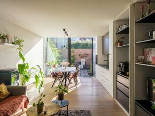 Bel Sander rechtstreeks op 0479355602 voor een bezoek. <br /><br />Aan de rand van de Brugse Poort, op zeer bereikbare locatie te Gent, wordt deze bijzondere gerenoveerde (2016) woning te koop aangeboden. Achter de verzorgde gevel gaat een knap uitgedachte, stijlvolle woonst schuil, met klare ruimtes, veel lichtinval en heel wat bergruimte. <br /><br />Bij het binnentreden vinden we onmiddellijk een grote inkom met inloopkasten en plaats voor fietsen. Achter de schuifwand zien we vervolgens de royale leefruimte. Hier is onder meer gelegenheid voor een ingewerkt bureau, salon en eetplaats. De strakke keuken en de ingemaakte ontbijthoek geven het geheel een verzorgde, moderne look. Via de imposante schuiframen is er toegang tot de gezellige stadstuin. Verder op het gelijkvloers is er toegang tot een praktische, droge kelder. <br /><br />Op de eerste verdieping vinden we het gastentoilet, de knap afgewerkte badkamer met ingewerkte wasplaats en een eerste grote kamer. Bemerk zeker de charmant afgewerkte trap- en trapwanden in hout. Op de tweede verdiepingen bevinden zich een dressing en opnieuw een grote kamer met tal van ingemaakte kasten en een wastafel. <br /><br />Zonnepanelen - gunstig EPC (119) - elektrisch conform - asbestveilig - postinterventie- en volledig bouwdossier beschikbaar.