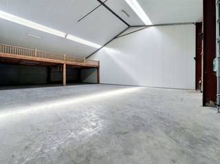 Op een vlot bereikbare locatie langs de Brugsesteenweg 360 in Kuurne bieden wij deze praktische KMO-unit van ca. 245 m² + bijhorende parkings te...