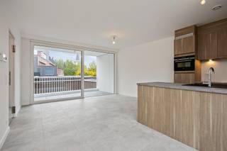 <p>Dit energiezuinige nieuwbouw appartement te huur in Herent combineert hedendaags wooncomfort met een uitstekende ligging. Dankzij het EPC-label A woon je niet alleen comfortabel, maar geniet je ook van een lager energieverbruik. De centrale ligging zorgt ervoor dat winkels, scholen, openbaar vervoer en belangrijke verbindingswegen zich op korte afstand bevinden, waardoor je elke dag geniet van een vlotte bereikbaarheid.</p><p>Bij het binnenkomen kom je terecht in een ruime inkomhal die toegang geeft tot de verschillende leefruimtes. De lichtrijke woonkamer vormt samen met de open keuken een aangename leefomgeving waar koken, ontspannen en samenkomen perfect samengaan. De grote raampartijen zorgen voor veel natuurlijke lichtinval en creëren een open gevoel. Vanuit de leefruimte heb je rechtstreeks toegang tot het bijzonder ruime terras, een ideale plek om te genieten van een ontbijt in de ochtendzon, een gezellige maaltijd of een rustig moment in de buitenlucht.</p><p>Het appartement beschikt over twee comfortabele slaapkamers die zich perfect lenen als hoofdslaapkamer, kinderkamer, logeerkamer of thuiskantoor. De moderne badkamer is praktisch ingericht en biedt alle comfort voor het dagelijkse leven. Daarnaast beschikt het appartement over een afzonderlijke berging die zorgt voor extra opslagruimte en een georganiseerde woonomgeving.</p><p>Een privatieve parkeerplaats maakt het geheel compleet en biedt dagelijks extra comfort.</p><p>Dankzij de combinatie van een kwalitatieve nieuwbouw, een energiezuinig karakter, een uitzonderlijk ruim terras en een uitstekende ligging is dit appartement een ideale keuze voor wie op zoek is naar comfortabel wonen in Herent.</p><p>Interesse in dit nieuwbouw appartement met 2 slaapkamers? Contacteer ons via www.living-stone.be voor meer informatie of plan vrijblijvend een bezoek.</p>