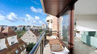 Ruim 1-slaapkamer appartement op enkele passen van de Zeedijk.<br /><br />Indeling: Inkomhal, ruime woonkamer die geniet van een prachtig zicht over het Stübbenpark en toegang geeft tot het zongericht terras. <br />Halfopen ingerichte keuken. Berging met aansluiting voor de wasmachine. Tweede berging in de nachthal, deze kan worden omgevormd tot gastentoilet. Ruime badkamer (ligbad, dubbele lavabo en toilet). Mooie hoofdslaapkamer en balkon achteraan. <br />Gemeenschappelijke fietsenberging in het gebouw. <br /><br />Mogelijkheid tot aankoop van een goed gelegen autostaanplaats in het gebouw (rechtover de inrit)<br /> 