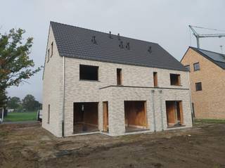 <p><span>Nieuwbouwproject: Twee BEN20-woningen nabij de jachthaven van het Kanaal naar Beverlo.</span></p><p><span> </span></p><p><span>Ontdek dit prachtige nieuwbouwproject bestaande uit twee energiezuinige BEN20-woningen, ideaal gelegen in een rustige, aangename en veilige omgeving, vlak bij de jachthaven van het Kanaal naar Beverlo.</span></p><p><span>Een perfecte locatie voor wie houdt van landelijk wonen met toch alle voorzieningen binnen handbereik. Op slechts enkele minuten bevindt u zich in het gezellige centrum van Leopoldsburg, met winkels, scholen en horeca.</span></p><p><span>De woningen worden opgetrokken op een zuid-oost gerichte bouwgrond van 550 m², geschikt voor halfopen bebouwing — wat zorgt voor een optimale lichtinval en een mooi uitzicht op de tuin.</span></p><p><span> </span></p><p><span>Indeling</span></p><p><span>Gelijkvloers:</span></p><p><span>Inkomhal met apart toilet</span></p><p><span>Ruime, lichtrijke leefruimte</span></p><p><span>Open keuken met zicht op de tuin</span></p><p><span>Praktische berging/wasplaats</span></p><p><span> </span></p><p><span>Verdieping:</span></p><p><span>2 ruime slaapkamers</span></p><p><span>Dressing</span></p><p><span>Badkamer met inloopdouche, dubbele lavabo en toilet</span></p><p><span>Overloop met vaste trap naar de tweede verdieping</span></p><p><span>Zolderverdieping: Mogelijkheid tot een derde ruime slaapkamer of hobbyruimte</span></p><p><span> </span></p><p><span>De woning is voorzien van vloerverwarming op aardgas op het gelijkvloers en in de badkamer. </span></p><p><span>In de badkamer is bovendien een aansluiting voorzien voor een elektrische handdoekdroger als extra bijverwarming.</span></p><p><span> </span></p><p><span>Dankzij het BEN20-label geniet u van een lage energiekost en voldoet de woning aan de strengste normen voor energie-efficiëntie en comfort.</span></p><p><span> </span></p><p><span> </span></p><p><span> </span></p><p><span> </span></p><p><span> </span></p>