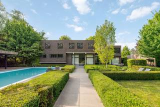 Deze tijdloze villa van de hand van architecten Carli Van Hout & Paul Schellekens (Turnhoutse School) met rustige parktuin op een perceel van 3.265...