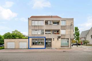 Dit verzorgd gelijkvloers appartement is ideaal gelegen in het centrum van Belsele, op wandelafstand van winkels, bakker, openbaar vervoer en andere voorzieningen. Dankzij de vlotte verbinding met de autostrade geniet u bovendien van een uitstekende bereikbaarheid naar Gent en Antwerpen.<br /><br />Het appartement beschikt over:<br /><br />- een ruime slaapkamer<br />- een tweede kamer die perfect dienst kan doen als bureau, dressing of kinderkamer<br />- een volledig ingerichte keuken<br />- een badkamer<br />- een kleine buitenruimte/koertje<br /><br />Extra troef: gratis parkeergelegenheid vlakbij het appartement.<br /><br />Huurprijs: €695/maand<br />Gemeenschappelijke kosten: ongeveer €60/maand<br /><br />Interesse? Schrijf je in via onze website.<br />www.woonvast.be<br />manon@woonvast.be