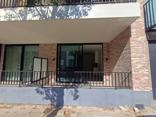 Gelijkvloers nieuwbouwappartement bestaande uit inkomhal, apart toilet, badkamer (met inloopdouche en wastafel) en 2 slaapkamers...