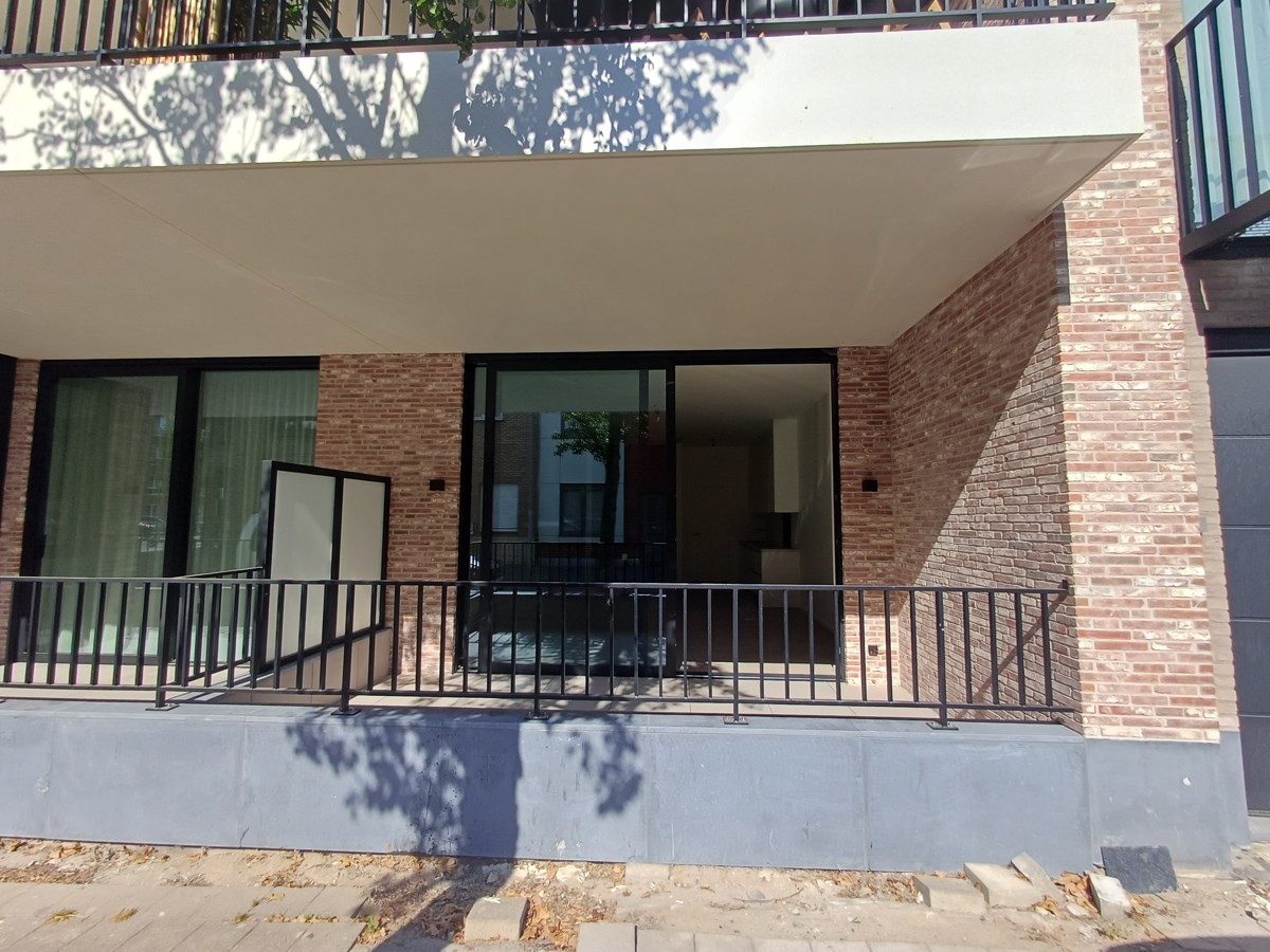 Nagelnieuw 2-slaapkamerappartement met terras - foto 3