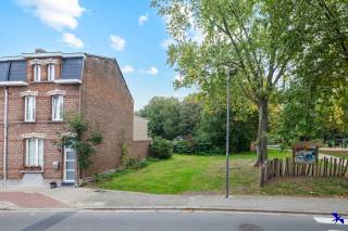 Welkom in Willebroek!<br /><br />Op de Boomsesteenweg 22 in Willebroek ligt deze bouwgrond van 254 m² met een perceelbreedte van 10,5 m. Je woont hier vlot bereikbaar tussen Antwerpen, Mechelen en Brussel, met de A12 vlakbij. De stedenbouwkundige voorschriften laten bovendien een royaal bouwvolume toe.<br /><br />Wat kan je hier bouwen?<br /><br />Bouwlagen: maximaal 3 bouwlagen. Kies je voor een hellend dak, dan mag je de ruimte in het dak als extra bouwlaag inrichten.<br />Nokhoogte: tot 15 m bij 3 à 4 bouwlagen (12 m bij 2 bouwlagen, 9 m bij 1 bouwlaag).<br />Bouwdiepte: tot 20 m op het gelijkvloers en tot 15 m op de verdiepingen, gemeten vanaf de voorste bouwlijn en in harmonie met de bouwdieptes in de straat.<br />Dakvorm: een hellend dak (25° tot 60°) of een plat dak, met een dakbasis van maximaal 9 m.<br />Bijgebouwen: kroonlijsthoogte tot 3 m en nokhoogte tot 5 m. Alle tuingebouwen samen mogen maximaal 40 m² innemen.<br /><br />Interesse?<br /><br />Wil je meer weten over de bouwmogelijkheden of het perceel ter plaatse bekijken? Neem contact op met Hiro, dan overlopen we samen de mogelijkheden.