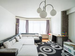 <strong>Stijlvol tweeslaapkamerappartement in de Sportstraat, met terras en warm mid-century karakter.</strong><br /><br /><em>Voor meer informatie, mail naar info@carloeggermont.be</em><br /><br />Het hoekappartement (EPC B met BVO 99 m²) op de derde verdieping geniet van een open stadsbeleving dankzij het brede zicht op twee samenlopende woonstraten. De vele ramen zorgen voor een aangename, warme lichtinval, de hele dag door.<br /><br />De residentie zelf, een kleinschalig en goed onderhouden gebouw met tien units, ademt het rustige, residentiële karakter van de Sportstraat.<br /><br />Binnen verbindt de centrale inkomhal met vestiaire alle ruimtes van de woning. Aan de straatzijde ligt de leefruimte met eetplaats, waar het materiaalgebruik, de natuursteen en het originele schouwelement met strakke lijnen zorgen voor een tijdloze ‘60s-uitstraling.<br /><br />De keuken, met wasplaats, ligt centraal en biedt via een groot raam zicht op de privatieve en groene omgeving. De twee slaapkamers zijn ruim en voorzien van grote raampartijen, met achteraan een terras. De gunstige oriëntatie maakt dit tot een aangename, stille plek. De badkamer is compact maar functioneel, uitgerust met douchebad, wastafel en geïntegreerde opbergruimte.<br /><br />Extra troef is de privatieve kelderbering als de mogelijkheid tot aankopen van een garagebox (40.000 euro)<br /><br /><strong>Het appartement, gelegen nabij Gent-Sint-Pietersstation en het stadscentrum, combineert hedendaags comfort (EPC-score B) met de authentieke charme van de jaren ’60: een evenwicht tussen vintage karakter en vernieuwde technieken.</strong>