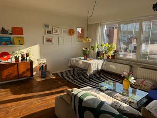 Lichtrijk appartement te Zurenborg<br /><br />Op de bovenste verdieping van een klein gebouw met slechts 3 appartementen bevindt zich dit lichtrijke appartement waar het onmogelijk is om het niet gezellig te maken. Het vele directe zonlicht dat binnenvalt zorgt in de winter voor een lage energierekening.<br /><br />De ruime leefruimte met een mooie parket biedt uitzicht over de wijk Zurenborg. Het feit dat de school die zich tegenover het gebouw bevindt, slecht 2 verdiepen hoog is, zorgt ervoor dat je geen inkijk hebt.<br /><br />De recent vernieuwde keuken, voorzien van een 5 pits gasfornuis en vaatwasmachine, is praktisch ingedeeld voor optimaal comfort. Door de gele tegeltjes waan je je al snel in Spanje. <br /><br />In de slaapkamer is het zalig wakker worden met de ochtendzon die binnen schijnt. Hier werd er gekozen voor industriële bouwbuizen om kleren makkelijk weg te hangen. <br /><br />Verder bieden de berging, met aansluiting voor een wasmachine, en hal met tussenverdiep, de nodige opbergruimte. <br /><br />Daar bovenop is het appartement gelegen in het midden van het bruisende Zurenborg. Met heel wat leuke koffiebars, restaurants en cafés op wandelafstand is er altijd wat te beleven. <br /><br />Berchem station is op minder dan 10 min wandelafstand en bus-, tram- en Velo-station vind je achter de hoek. <br /> <br />Kan je niet wachten om het met je eigen ogen te zien? <br /><br /><br />Contacteer ons via langealtaar19.3@outlook.be