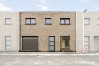 In het landelijke Beerst (deelgemeente van Diksmuide), huisvest deze instapklare nieuwbouwwoning. Deze bevindt zich op wandelafstand van de school, een buurtwinkel, een slager, een apotheek en op een boogscheut van het centrum van Diksmuide.<br /><br />Deze eigendom is op het gelijkvloerse ingedeeld in een inkomhal met gastentoilet, een ruime en lichtrijke woonkamer annex open keuken (voorzien van elektrische kookplaat, frigo, elektrische oven en vaatwasmachine) en garage.<br /><br /> <br /><br />De eerste verdieping bestaat uit een nachthal, 3 volwaardige slaapkamers en een technische ruimte/bergruimte. <br /><br />De woning biedt een terras en aangelegde tuin (onderhoud inbegrepen in de huurprijs). <br /><br />Er is hoogrendementsbeglazing met PVC-raamwerk, centrale verwarming op aardgas en een regenwaterput. Daarenboven zijn er ook zonnepanelen aanwezig.<br /><br />Mogelijkheid tot bijhuren autostaanplaats: €35/maand.<br /><br />Beschikbaar vanaf: 01/10/2026.<br /><br />