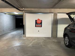 Deze ruime garagebox bevindt zich op verdieping -1 van de residentie Novus Portus te Nieuwpoort-Bad.<br />De garage is voorzien van een lichtpunt en een stopcontact<br /><br />De afmetingen zijn als volgt:<br /><br /><u><strong>Afmetingen poort:</strong></u>
<ul>
	<li>Hoogte: 2,05m</li>
	<li>Breedte: 2,26m</li>
</ul>
<u><strong>Afmetingen binnen:</strong></u>

<ul>
	<li>Hoogte: 2,58m</li>
	<li>Breedte: 2,71m </li>
	<li>Diepte: 6,10m</li>
</ul>