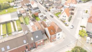 Op zoek naar een instapklare halfopen woning op een bijzonder rustige en aangename locatie in Beveren-Leie? Dan is dit precies wat je zoekt!<br />Deze woning is ideaal voor wie zorgeloos wil verhuizen naar een nieuwe thuis, zonder renovatieverplichting.<br /><br />TROEVEN:<br />* EPC D – geen renovatieverplichting<br />* Zonnepanelen<br />* Garage met achteruitweg<br />* 3 slaapkamers<br />* Rustige locatie<br />* halfopen bebouwing<br /><br />INDELING:<br />Je betreedt de woning via de inkomhal die toegang geeft tot de lichtrijke leefruimte. Aansluitend bevindt zich de keuken voorzien van alle courante toestellen. <br />Op het gelijkvloers bevindt zich verder nog een apart toilet en de ruime badkamer.<br />Op de eerste verdieping bevinden zicht twee ruime slaapkamers en een apart toilet. Via de tweede slaapkamer kan je via de vaste trap naar de derde slaapkamer. <br />De woning beschikt bovendien over een aangename zongerichte tuin. <br /><br />De garage vormt een extra troef en biedt voldoende ruimte voor een wagen en extra opslag. <br /><br />Klaar om deze woning te ontdekken? Plan snel je bezoek in en laat je verrassen door de rust, ruimte en mogelijkheden die deze topper te bieden heeft!<br /><br />REF.: LS/26045/TK<br />UC: 20251024-0003697042-RES-1