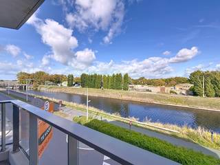 Dit aangename gemeubeld appartement op de tweede verdieping biedt een praktische indeling en veel comfort.<br />Bij binnenkomst komt u in de inkomhal met apart toilet, lichtrijke woonkamer vormt het hart van de woning en gaat naadloos over in de volledig uitgeruste keuken.<br />Het appartement beschikt over twee ruime slaapkamers en een badkamer.<br />Daarnaast geniet u van maar liefst twee terrassen, ideaal om te ontspannen en te genieten van de buitenlucht.<br />Mogelijkheid tot aankopen parking + zeer ruime kelder (waar 4 fietsen in passen).<br />Dankzij de centrale ligging bevindt u zich op een boogscheut van winkels, restaurants en openbaar vervoer, terwijl u toch in een rustige omgeving woont.