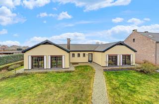 <p>Te koop: ruime open bebouwing in Tielt-Winge, gelegen in een groene omgeving nabij het busstation en belangrijke invalswegen.</p><p><span>Bekijk de woning </span>hier <span>alvast volledig virtueel zowel binnen als buiten.</span></p><p>Deze woning uit 1977 biedt een unieke tweewoonst-indeling, ideaal voor wie ruimte en flexibiliteit zoekt. De volledige onderkeldering zorgt voor extra opslag- en werkruimte, terwijl de omheinde tuin van 1.245 m² privacy en veiligheid biedt. Dankzij de ligging geniet u van vrij zicht en een landelijk karakter, met toch vlotte verbinding naar openbaar vervoer en omliggende steden.</p><p><br /></p><p>Belangrijkste ruimtes:</p><p>• Woonkamer met veel lichtinval en toegang tot het terras</p><p>• Twee keukens, uitgerust met keramische kookplaat, oven, koelkast en dampkap</p><p>• Drie slaapkamers</p><p>• Twee badkamers met ligbad, dubbele wastafel en toilet</p><p>• Garage met sectionale poort en elektriciteitsvoorziening</p><p>• Meerdere kelderruimtes, waaronder ketelruimte en wasruimte</p><p><br /></p><p>Troeven:</p><p>• Tweewoonst nabij busstation Tielt-Winge</p><p>• Volledig onderkelderd</p><p>• Omheinde tuin van 1.245 m²</p><p>• Ideaal als zorgwoning of kangoeroewoning.</p><p><br /></p><p>Neem vandaag nog contact op met uw ERA-makelaar voor een bezoek.</p><p><br /></p><p>JOUW DROOMHUIS. ZO GEVONDEN!</p>