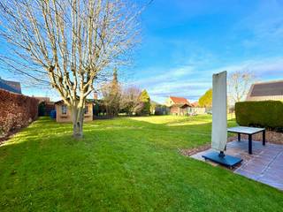 VERKOCHT - COMPROMIS IN OPMAAK !<br />Welkom in de Aalbesstraat 33, waar rust, ruimte en comfort samenkomen. Deze tijdloze woning, gebouwd in 1988 en doorheen de jaren mooi gerenoveer/ opgeknapt, bevindt zich in een mega rustige en aangename wijze woonwijk — ideaal voor wie op zoek is naar een harmonieuze thuisomgeving.<br /><br />De woning ligt op een mooi perceel van maar liefst 671 m² en geniet van een uitstekende zuidwestoriëntatie. Hierdoor profiteert u de hele dag van natuurlijk licht en kan u ’s avonds heerlijk ontspannen in de zon.<br /><br />Binnenin valt meteen de verzorgde afwerking op, met leuke details die het geheel extra karakter geven. Alles werd recent opgeschilderd, waardoor de woning volledig instapklaar is. De moderne badkamer werd vernieuwd in 2021 en de kwalitatieve keuken dateert van 2015 — beide perfect in lijn met de tijdloze stijl van de woning.<br /><br />Ook praktisch scoort deze eigendom bijzonder goed, met onder andere een ruime inpandige garage die zorgt voor extra comfort en opbergruimte.<br /><br />Met een EPC-score van 204kWh m2/jaar (net geen B-score!) combineert deze woning gezelligheid met een zeer degelijke energieprestatie.<br /><br />Kortom, Aalbesstraat 33 is de ideale keuze voor wie een verzorgde, instapklare woning zoekt op een toplocatie in Evergem.<br />Meer info of een bezoek? Stuur gerust een e-mail naar hallo@wijsvastgoed.be, dan bellen wij u op voor een WIJS bezoek !