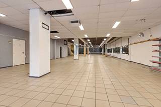 De basishuurprijs €4390 per maand.<br />In het eerste jaar is er een korting, dan bedraagt de basishuurprijs €3900 enkel voor het eerste jaar.<br />Goed gelegen handelsruimte/kantoorruimte in het centrum van Genk langs een drukke toegangsweg dicht bij het bus- en treinstation.<br />De winkel heeft een ruime voorgevel en een zeer hoog plafond, geschikt voor verschillende doeleinden.<br />Verwarming op aardgas, sanitair en toilettes aanwezig<br />Naburige winkels zijn o.a.: Domino's, Vangrootloon, Accent, ...<br />Betaalparking voor de deur, gratis parking bij het station.<br />In de huurprijs zijn 4 dakparkings inbegrepen.<br />Onroerende voorheffing en gemeenschappelijke lasten zijn ten lasten van de huurder.<br /><br />Voor meer informatie of een bezichtiging kan u ons altijd contacteren op het nummer 0499/30.87.87 of via info@immo-bosmans.be