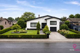 <p>Bij ImmoFusion 7/7 “open huis” : klik op onze 3D-TOUR.<br /><br /></p>
<p>In het gezellige Houthalen-Oost bevindt zich deze charmante woning op een perceel van bijna 11 are. Binnenin verrast de woning met een bijzonder ruime indeling en een bewoonbare oppervlakte van maar liefst 209 m².<br /><br /></p>
<p>De ligging is een grote troef: u woont hier rustig, terwijl scholen, winkels en openbaar vervoer zich op wandelafstand bevinden. Ook belangrijke invalswegen zijn vlot bereikbaar.<br /><br /></p>
<p>De woning is praktisch ingedeeld en beschikt over 3 ruime slaapkamers en 2 toiletten. Dankzij de vele raampartijen geniet u binnen van veel natuurlijke lichtinval, een ruime leefruimte en een grote keuken met een mooi uitzicht op de tuin.<br /><br /></p>
<p>Aansluitend is er een prachtige veranda, eveneens met veel lichtinval, waar u in alle rust kan genieten van het zicht op de afgebakende en private tuin. De grote, diepe tuin biedt bovendien volop ruimte om te ontspannen, te spelen of gezellig samen te zijn met familie en vrienden.<br /><br /></p>
<p>Ook aan bergruimte is hier geen gebrek. De woning beschikt over een ruime garage met daarachter nog een extra opbergruimte, ideaal als werkruimte, hobbyruimte of stockage. Tot slot is er een grote oprit met voldoende parkeergelegenheid.<br /><br /></p>
<p><strong>Pluspunten</strong></p>
<p>-Groot perceel van bijna 11are<br />-Grote keuken<br />-Praktische inrichting<br />-Grote en diepe tuin<br />-Veel privacy<br />-Centraal gelegen<br />-Ruime garage <br />-Grote oprit<br /><br /></p>
<p>Voor een afspraak of meer info, bel ons op 078/78.78.70, of kom gewoon binnen op ons kantoor. Steeds welkom!</p>