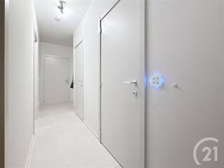 Recent nieuwbouw appartement op het gelijkvloers achterin gelegen in het centrum Tremelo.Het appartement beschikt over 2 lichtrijke slaapkamers, een...