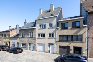 <p><span>Deze zeer ruime en uitstekend onderhouden gezinswoning, gelegen in een rustige straat in Oostende, biedt een uitzonderlijk woonvolume van ongeveer 225 m² bewoonbare oppervlakte. Met maar liefst 6 slaapkamers, een bureau, een garage (een zeldzame troef in deze buurt) en een aangename zonnige tuin van 108 m², is dit de ideale woning voor grote gezinnen of voor wie op zoek is naar veel ruimte en flexibiliteit.</span></p><p><span>De woning is perfect bewoonbaar in haar huidige staat en biedt tegelijk de mogelijkheid om verder te moderniseren naar eigen smaak.</span></p><p><span> </span></p><p><span>Een woning met uitzonderlijk veel ruimte, tal van mogelijkheden en een uitstekende ligging. Zeker een bezoek waard! </span></p><p><span> </span></p><p><span>Voor meer informatie of een bezoek contacteert u Timothy van Immo Zone op 0474/ 41. 28. 40.</span></p><p><span> </span></p>