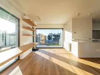Gelegen in de wijk Vert Chasseur en op een steenworp afstand van het Ter Kamerenbos, biedt dit duplex penthouse met drie slaapkamers een...