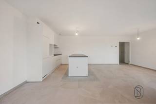 Ce projet neuf classique à Mouscron incarne un art de vivre serein, au cœur d’une situation centrale.<br /><br />L’architecture dégage calme et élégance, tandis que les intérieurs répondent pleinement aux exigences de l’habitat contemporain : performance énergétique, fonctionnalité et confort.<br /><br />Chaque appartement a été conçu avec une attention particulière portée à la qualité des finitions, à la luminosité naturelle et à une distribution optimale des espaces.<br />De agréables terrasses viennent compléter l’ensemble et offrent un véritable prolongement des espaces de vie.<br /><br />Un projet qui séduit aujourd’hui et conserve, à long terme, toute sa valeur et son cachet.<br /><br />Plus d’informations auprès d’Immo Beguin : sebastien@immobeguin.be