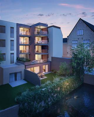 <p><span><span>!!LAATSTE APPARTEMENT IN DIT PROJECT!!</span></span></p><p><span><span>Welkom in dit prachtige gelijkvloersappartement in hartje Leuven. Met een bewoonbare oppervlakte van 121,03m² biedt dit nieuwbouwappartement alle comfort die u zich kunt wensen.</span></span></p><p><span><span> </span></span></p><p><span><span>De leefruimte met open keuken beschikt over grote ramen en zorgen voor een overvloed aan natuurlijk licht met een leuk uitzicht op de omgeving.</span></span></p><p><span><span>Met twee ruime slaapkamers en twee stijlvolle, goed voorziene badkamers (die u volledig zelf kan inrichten), ervaart u luxe en comfort in uw dagelijkse routine.</span></span></p><p><span><span> </span></span></p><p><span><span>De grote meerwaarde bevindt zich in de privé-achtertuin van ruim 70m² die mogelijkheid biedt om tot rust kunt komen in het centrum van de stad. Het zicht op de Dijle is een extra troef.</span></span></p><p><span><span> </span></span></p><p><span><span>Het gebouw beschikt over bergplaatsen en een ondergrondse fietsenstalling die bereikbaar is via een fietslift.</span></span></p><p><span><span> </span></span></p><p><span><span>Project Aleidis bevindt zich op een uitstekende centrale locatie nabij winkels, scholen en openbaar vervoer. Perfect voor iedereen die het bruisende stadsleven wil combineren met de rust van thuis.</span></span></p><p><span><span>Ontdek de troeven van het appartement en contacteer ons vandaag nog via 0470 55 64 24 of info@immolivit.be</span></span></p><p><span><span> </span></span></p><p><span><span>*</span></span><span><span>De verkoop geschiedt onder het BTW-stelsel. 6% BTW mogelijk!</span></span></p>