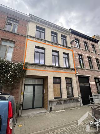 <p><span>Appartement entièrement rénové avec 2 chambres et un dressing</span></p><p><span>Situé au premier étage d’un immeuble bien entretenu, cet appartement entièrement rénové allie à la perfection confort moderne et agencement pratique. Idéal pour ceux qui recherchent un logement prêt à emménager dans un cadre agréable.</span></p><p><span>Le salon lumineux constitue le cœur de l’appartement et s’harmonise parfaitement avec les finitions contemporaines. L’appartement dispose de deux chambres à part entière, dont la plus grande est équipée d’un dressing pratique, offrant ainsi un confort supplémentaire et un espace de rangement.</span></p><p><span>Un atout supplémentaire est la cave privative, équipée de branchements pour une machine à laver et un sèche-linge. De plus, l’immeuble dispose d’un vaste hall d’entrée commun offrant suffisamment d’espace pour garer les vélos en toute sécurité et la possibilité de recharger un vélo électrique.</span></p><p><span>Les charges sont gérées de manière pratique : le gaz et l’électricité sont facturés séparément, tandis que la consommation d’eau est répartie via les charges communes.</span></p><p><span>Grâce à sa rénovation de qualité, à ses deux chambres avec dressing et à ses espaces de rangement supplémentaires, cet appartement constitue un excellent choix pour ceux qui souhaitent louer un logement confortable et sans souci.</span></p>