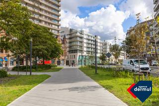 Bent u op zoek naar een veilige en rendabele investering? Deze recente kantoorruimte in het centrum van Oostende met een solvabele huurder biedt een unieke kans! Met een jaarlijkse huurprijs van € 46.380,- heeft dit pand een stabiele bron van inkomsten. De kantoorruimte is gelegen in een modern en goed onderhouden gebouw, strategisch gelegen vlakbij het centrum, station en snelweg. Laat deze kans niet liggen om te investeren in een zorgeloze en winstgevende vastgoedportefeuille. Neem vandaag nog contact op voor meer informatie of een bezichtiging!