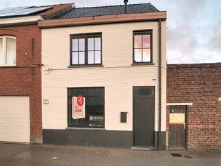 Deze woning is gelegen in de rustige Heilig-Hartstraat, een eenrichtingsstraat in het centrum van Poperinge. Alle winkels, scholen, horeca,... zijn op wandelafstand bereikbaar. Het huis werd van kop tot teen vernieuwd en is voorzien van een energiezuinige en kwalitatieve afwerking. <br />Het gezellig terras met buitenberging en uitweg voor fietsen is een extra troef. Parkeren kan op de openbare parking van het zwembad aan de achterkant.<br /><br />Indeling:<br /><br />* Gelijkvloers 0:<br />- inkomhal<br />- apart toilet<br />- lichtrijke leefruimte<br />- volledig ingerichte keuken uitgerust met een kleine tafel, ingebouwde kasten, vaatwasser, frigo, oven, keramische kookplaat met dampkap en microgolf<br />- wasplaats<br />- kleine kelderberging<br /><br />* Buitenniveau:<br />- gezellig oost-gericht terras<br />- buitenberging<br />- achteruitweg voor fietsen<br /><br />* Verdieping +1:<br />- nachthal<br />- 2 slaapkamers<br />- badkamer met inloopdouche, wastafel en linnenkast<br /><br />* Verdieping +2:<br />- slaapkamer met grote ingemaakte kast<br /><br />=> EPC-label B<br />=> Volledig geschilderd en voorzien van lamellen<br />=> Beschikbaar vanaf 1/09/2026