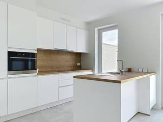 De snelste manier om een bezoek te brengen aan dit huis? Vraag je bezoek aan via de rode knop op onze website (www.dewaele.com) en je wordt gecontacteerd door één van onze verhuurexperten. <br /><br />Woning met 3 slaapkamers, 2 staanplaatsen en zonnige tuin op een centrale ligging te Tielt.<br /><br />Het huis heeft volgende indeling:<br />- Inkom met apart toilet<br />- Lichtrijke leefruimte<br />- Open keuken voorzien van koelkast, vaatwas, kookplaat, dampkap, spoelbak, oven, microgolf en ingemaakte kasten <br />- Berging<br />- 3 slaapkamers <br />- 2 badkamers voorzien van inloopdouche/bad en badkamermeubel <br />- Apart toilet<br />- Zolderruimte/opslagruimte<br />- Zonnige tuin met terras<br />- 2 autostaanplaatsen<br /><br />Extra kenmerken: <br />- Instapklaar en lichtrijk huis<br />- Energiezuinig<br />- Centrale ligging nabij het centrum van Tielt<br /><br />Ben jij geïnteresseerd in dit huis te huur in Tielt? Aarzel dan niet ons te contacteren.