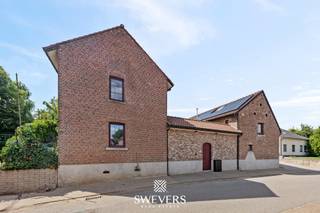Maar liefst 617 m² woonruimte verdeeld over twee woonentiteiten in een authentieke vierkantshoeve in Tongeren-Borgloon. De hoofdwoning biedt 413 m² wooncomfort, terwijl de tweede woonentiteit van 204 m² dankzij een goedgekeurde bestemmingswijziging officieel als appartement verhuurd mag worden. Samen beschikt de eigendom over maar liefst 11 slaapkamers, 6 badkamers en 7 toiletten, waardoor ze ideaal is voor een groot gezin, meerdere generaties of een combinatie van wonen en verhuren. Ook energetisch is het geheel bijzonder sterk uitgerust met 72 zonnepanelen, twee thuisbatterijen en twee laadpalen. Dit alles op een perceel van 14a 34ca met een sfeervolle westgerichte binnenkoer. Ontdek alle foto's en mogelijkheden op www.swevers.be of bel 012 699 900.