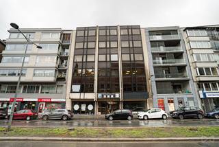 Contact Virginie Wilkin au 0484/06.1000 ou virginie.wilkin@weinvest.be<br />Idéalement situées sur le Boulevard de la Sauvenière, cette surface de 160m² peut être louée en commerce ou bureau.<br /><br />Il se compose comme ceci : <br /><br />* 1 Open Space de 77m²<br />* 1 bureau de 29m² ou deux bureaux de 14 et 15m²<br />* 1 cuisine <br /><br />Loyer mensuel de 1.200 € HTVA / mois<br />Charges communales : 260,00 € HTVA / mois<br />Précompte immobilier : 3.360 €/an soit 270€/mois<br /><br />Compteur séparé / Air conditionné <br /><br />Renseignements et visites : Virginie Wilkin 0484/06.1000