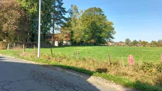 <p>Melle-Gontrode – Mooi lot bouwgrond voor halfopen bebouwing.</p><p>De bouwgrond heeft een oppervlakte van ca. 1386 m²(Kadasternr A365l) en is gelegen te Melle-Gontrode in de Kalverhagestraat tussen de nrs 46 en 48. Er kan een halfopen woning gebouwd worden met een maximale gevelbreedte van 9 meter . Op de bouwlijn is het perceel ongeveer 20 m breed. De maximale bouwdiepte is 20 meter op het gelijkvloers. Op het verdiep bedraagt de maximale bouwdiepte 12 meter. De kroonlijsthoogte bedraagt max. 6 meter.<br />Extra troef : op minstens dertig meter achter de voorbouwlijn mag een garage/werkplaats/loods gebouwd worden met een max oppervlakte van 200 m².<br />Goede ontsluiting naar E40, R4 en E17. Lagere school op 1 km. Middelbaar onderwijs op 3 km.<br />Verkavelingsvergunning aanwezig. Niet overstromingsgevoelig volgens watertoets. Bodemattest OVAM aangevraagd. Stedenbouwkundige attest met de bevestiging van bouwgrond is voorhanden bij de notaris.<br />Plaatsbezoek op terrein mogelijk na afspraak.<br />Geen Immo, te koop rechtstreeks van eigenaar ()</p>