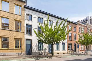 In het bruisende hart van Leuven bevindt zich deze uitzonderlijke stadswoning die het beste van twee werelden samenbrengt. Twee charmante...